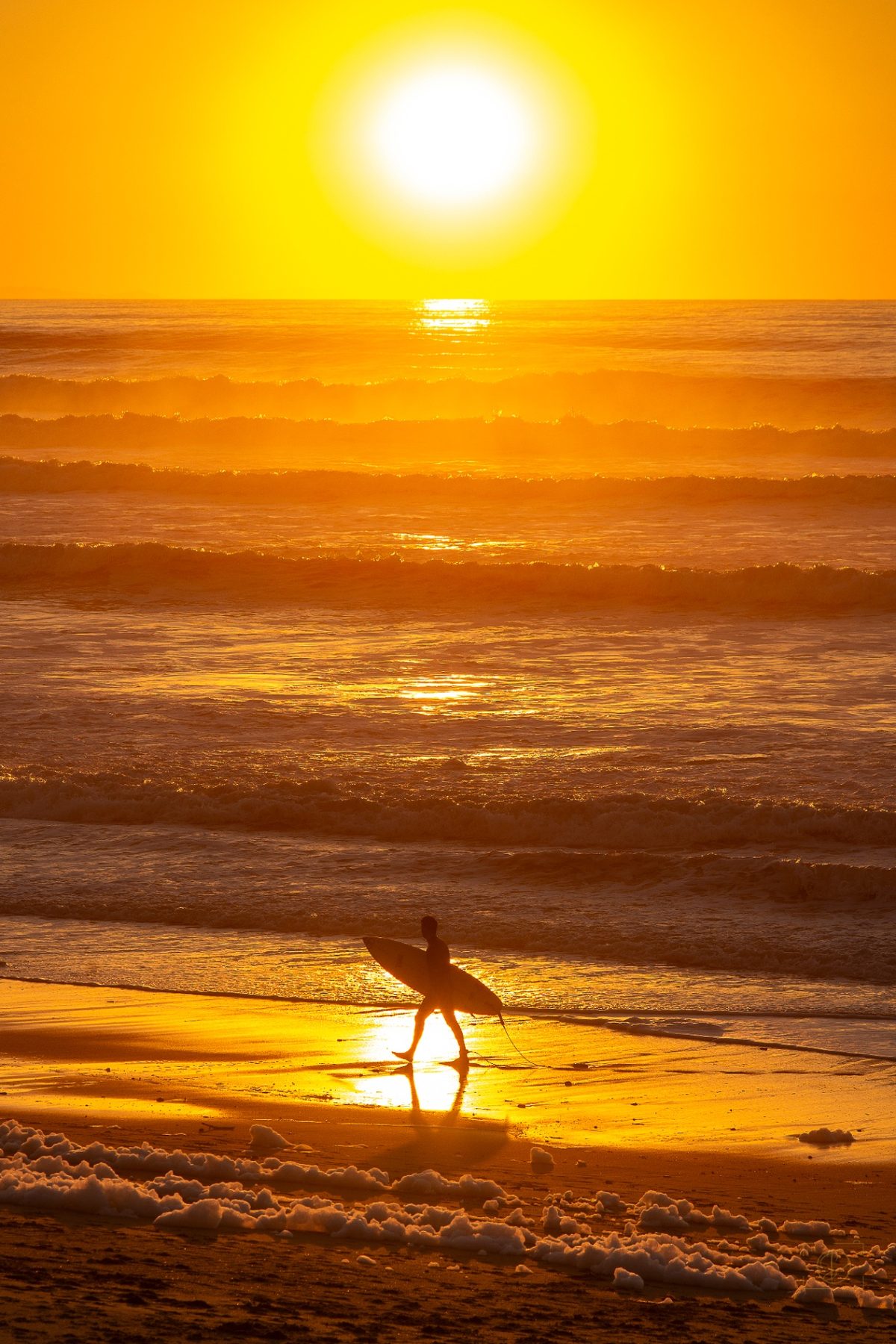 Sunset surfer — collection Élévations — Un surfeur, un sunset et l'instant parfait — tirage d'art photographique en édition limitée par Sébastien Pontico
