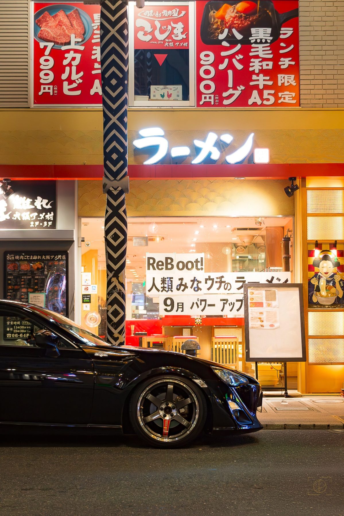Osaka Night Cruise — collection Élévations — Une silhouette sportive noire immobile sous les néons vibrants d'un restaurant de Ramen à Osaka — tirage d'art photographique en édition limitée par Sébastien Pontico