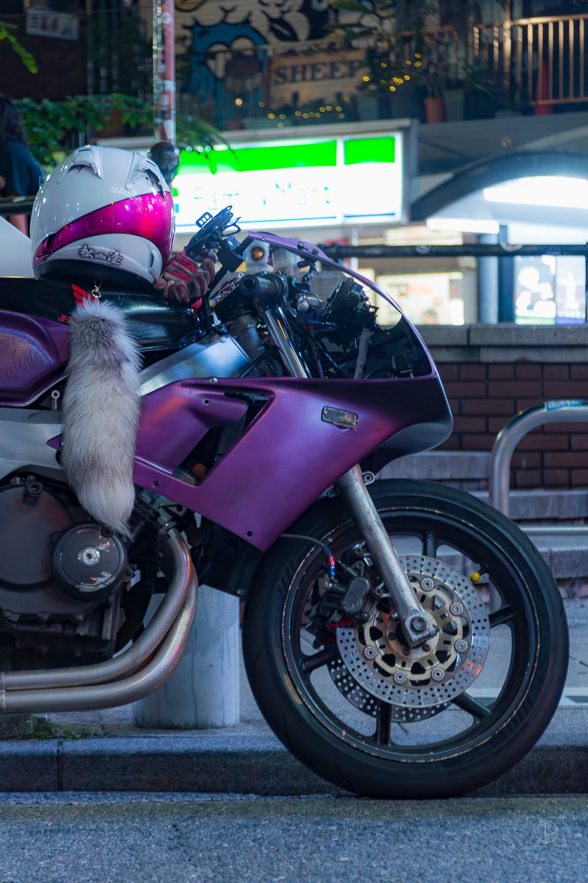 Cyberpunk Ride — collection Élévations — Détails mécaniques et reflets violacés d'une moto nocturne dans les rues d'Osaka — tirage d'art photographique en édition limitée par Sébastien Pontico