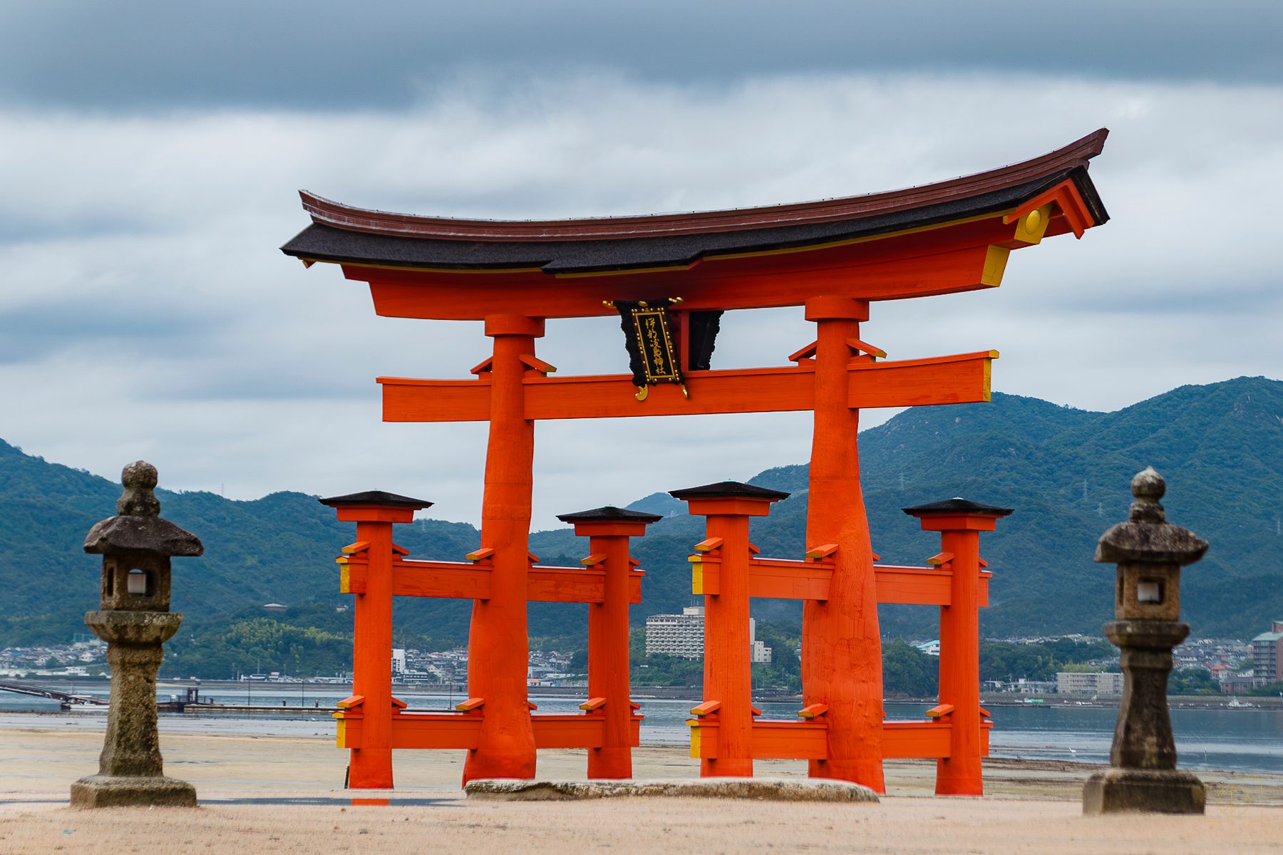 Torii Itsukushima, Miyajima, Japon — collection Japon — Le torii marque une entrée symbolique — tirage d'art photographique en édition limitée par Sébastien Pontico