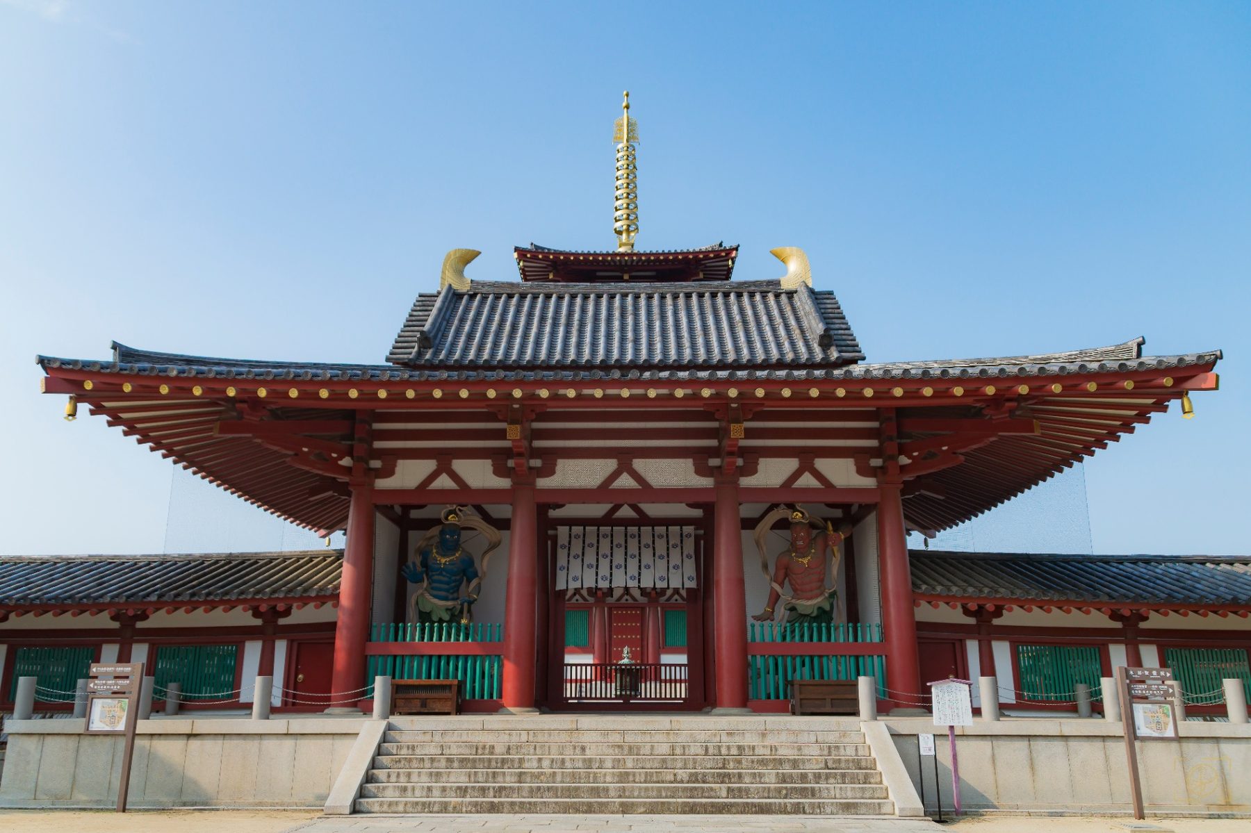 Shitennō-ji, Osaka, Japon — collection Japon — L'un des plus anciens temples bouddhistes — tirage d'art photographique en édition limitée par Sébastien Pontico