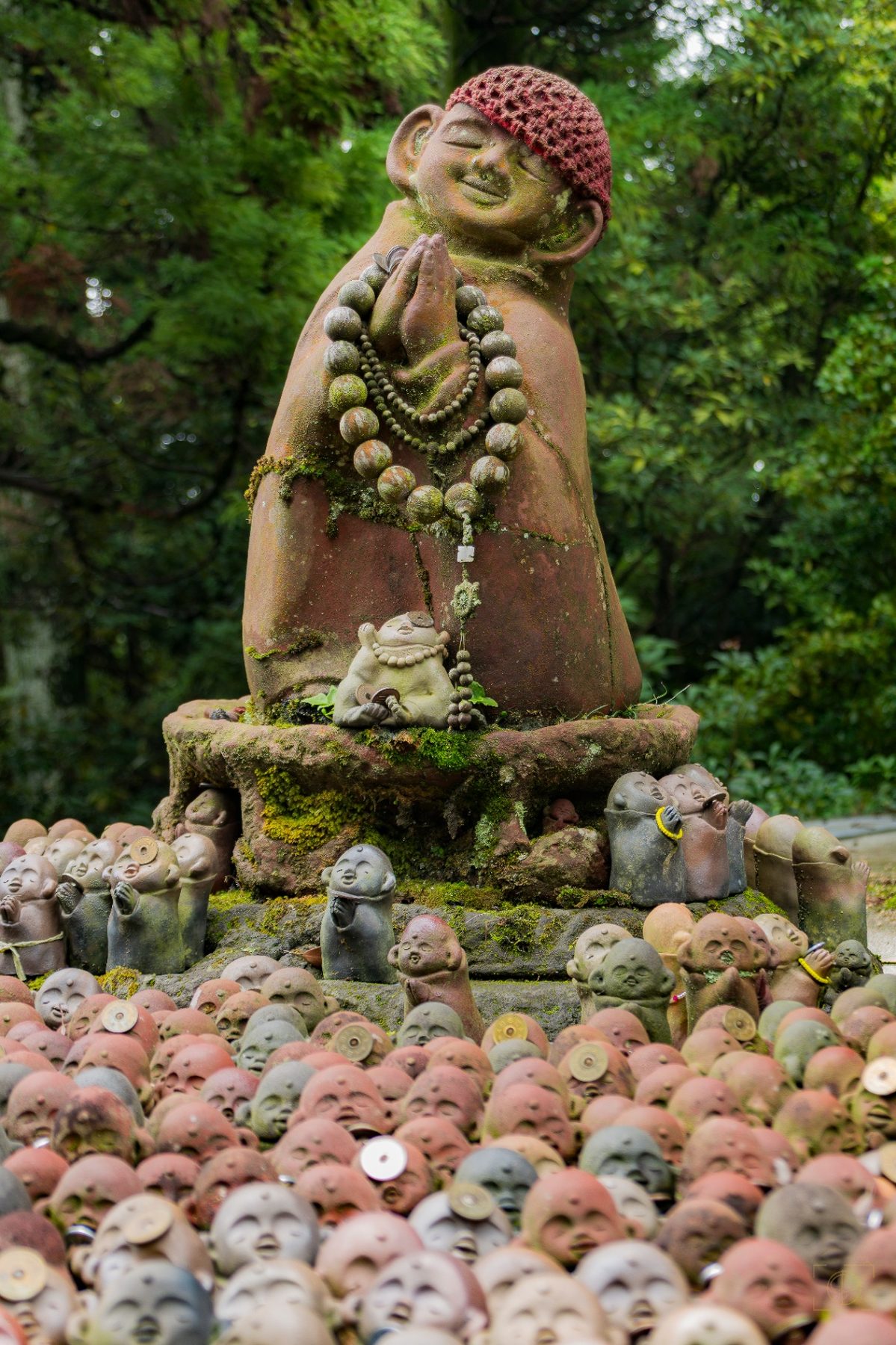 Jizô - Mont Misen, Japon — collection Japon vertical — Protecteur des voyageurs et des âmes — tirage d'art photographique en édition limitée par Sébastien Pontico