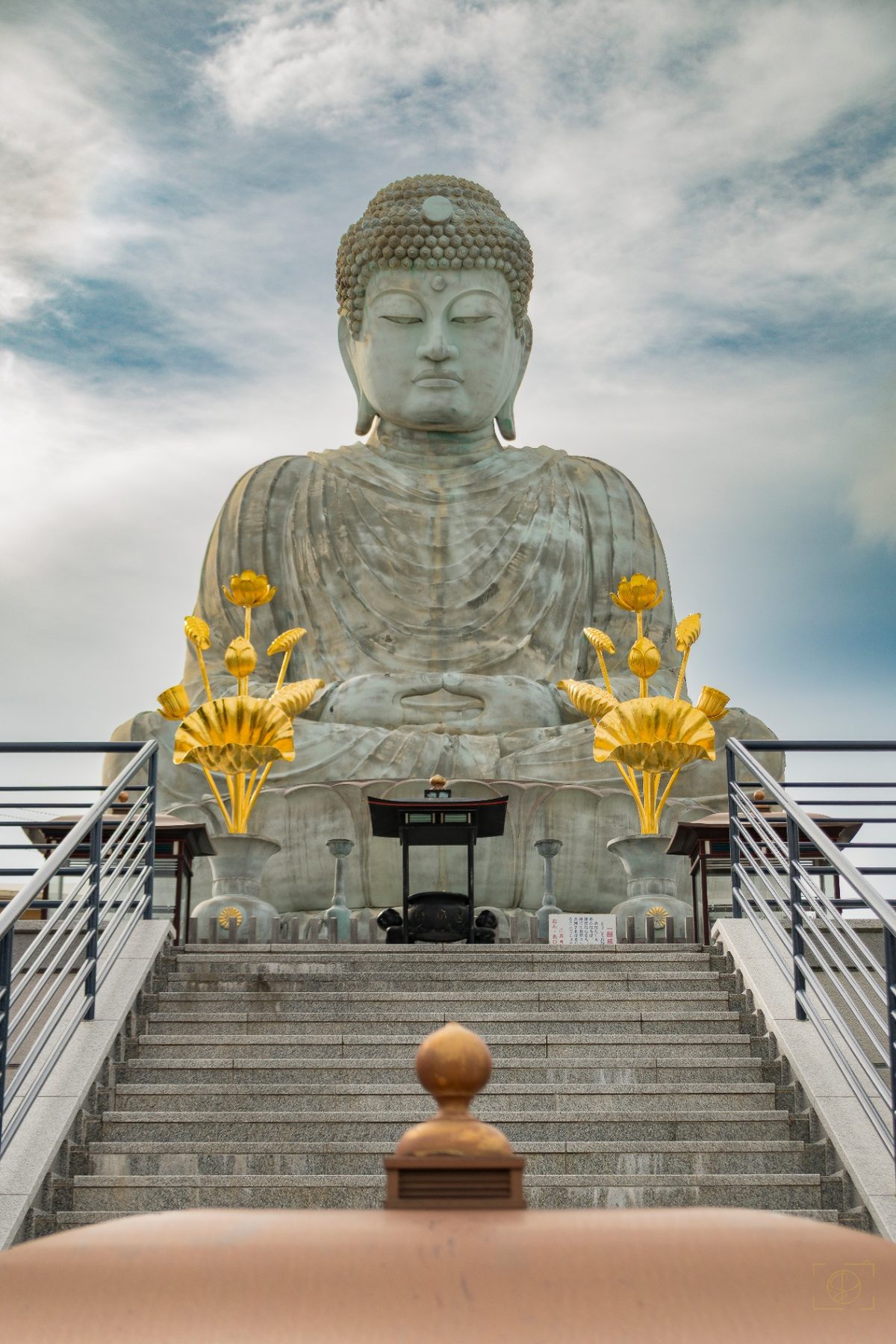 Hyogo Daibutsu - Kobe, Japon — collection Japon vertical — Le grand Bouddha au temple Nofukuji — tirage d'art photographique en édition limitée par Sébastien Pontico