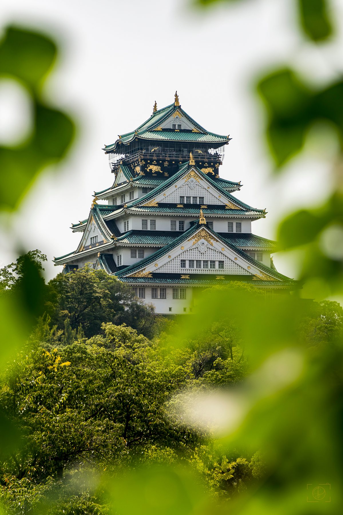 Osaka, Japon — collection Japon vertical — Le majestueux Château d'Osaka — tirage d'art photographique en édition limitée par Sébastien Pontico