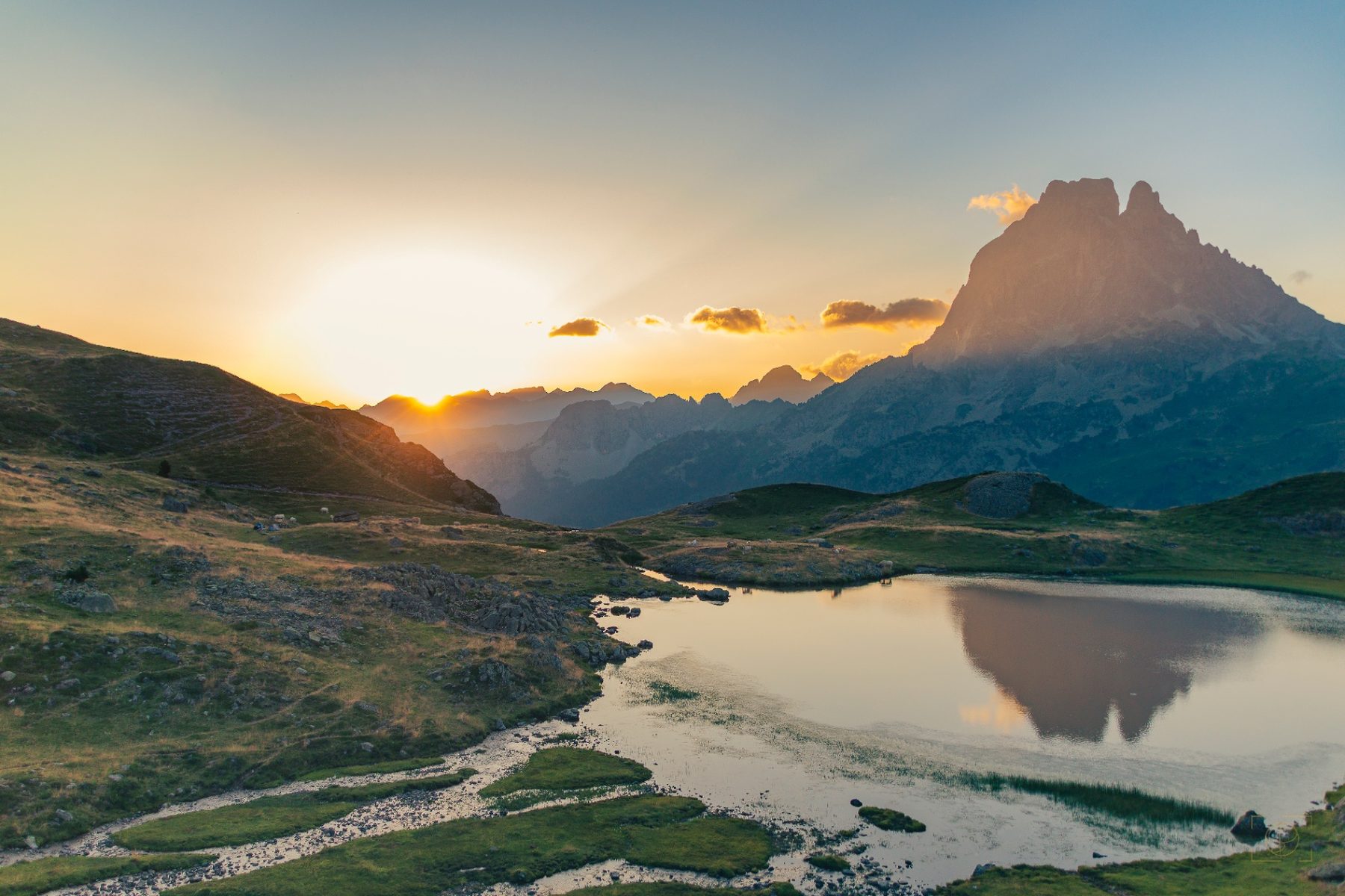 Lacs d'Ayous — collection Paysages — Lever de soleil sur le Pic du Midi d'Ossau — tirage d'art photographique en édition limitée par Sébastien Pontico