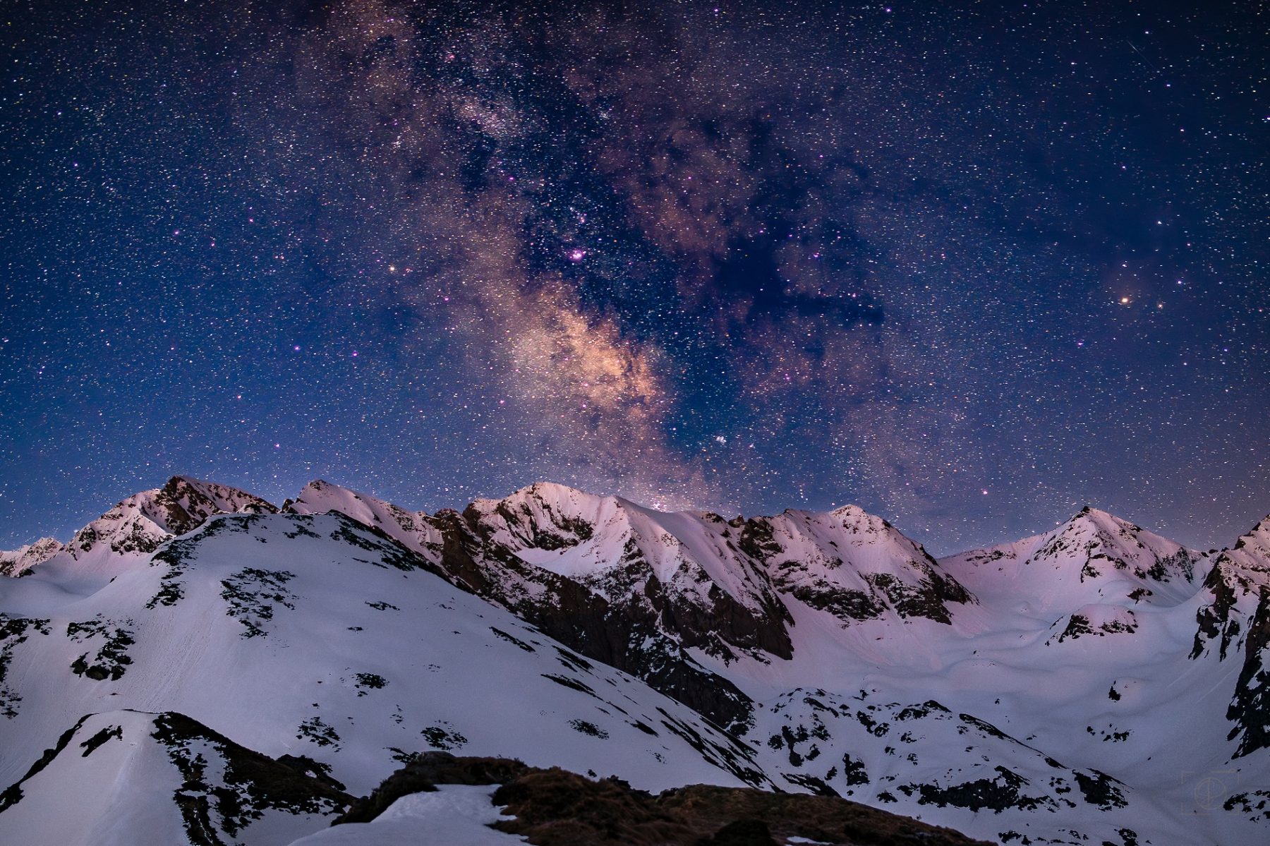 Voie Lactée — collection Paysages — Un spectacle galactique suspendu entre ciel et terre, où la Voie lactée illumine les crêtes enneigées d'une montagne endormie. — tirage d'art photographique en édition limitée par Sébastien Pontico