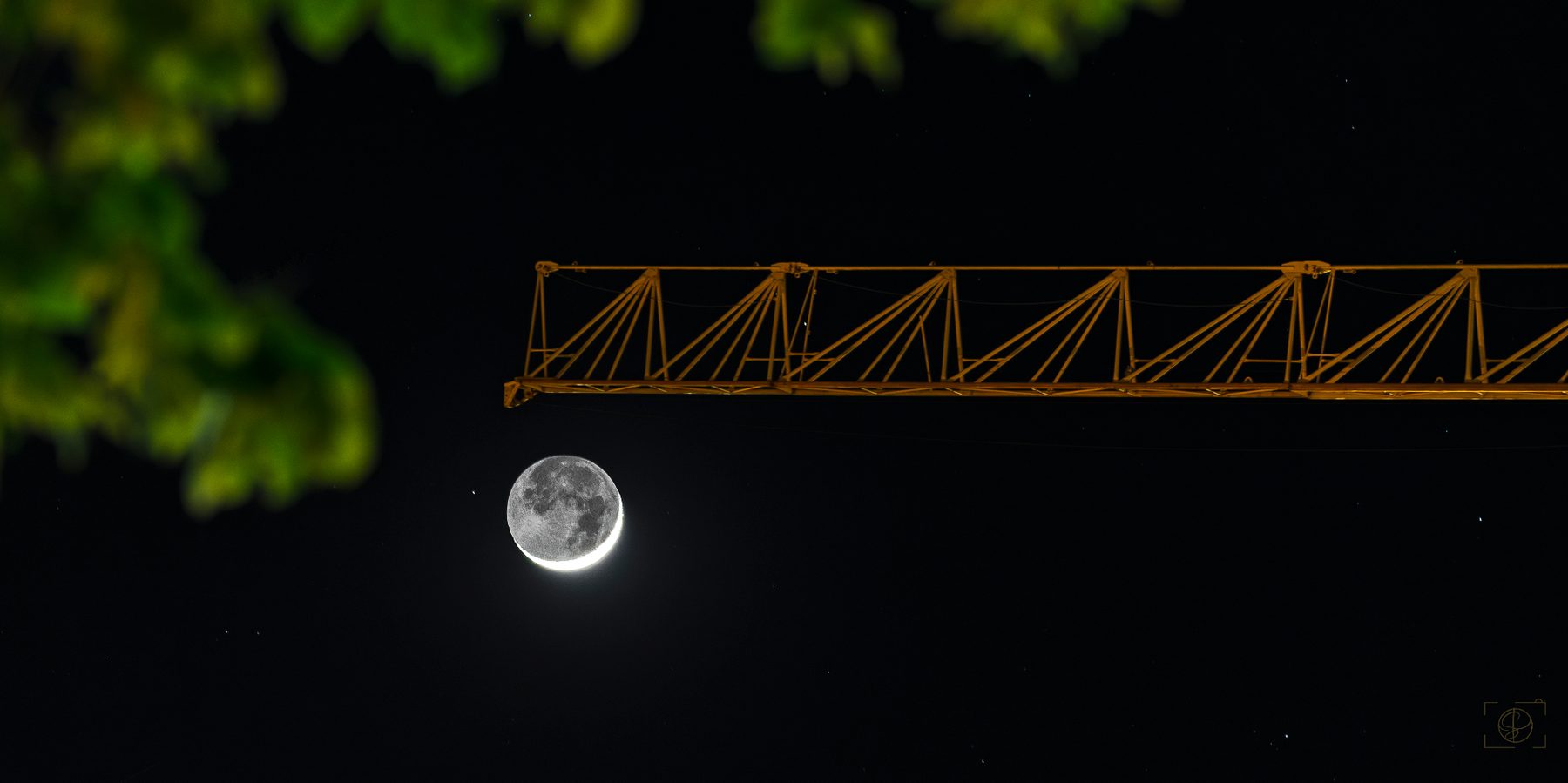 Lune urbaine — collection Scènes étendues — Instant décisif à Saint Martin de Seignanx — tirage d'art photographique en édition limitée par Sébastien Pontico